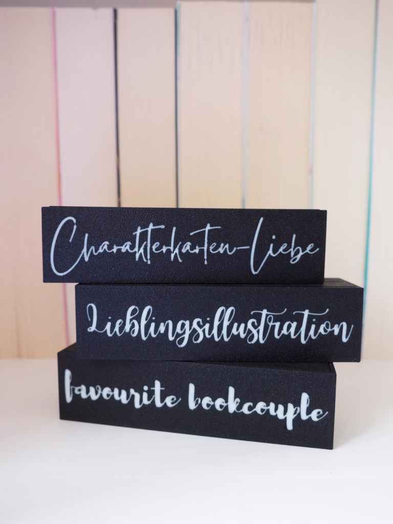 Character Card Stand Hochformat – Produktbild 1