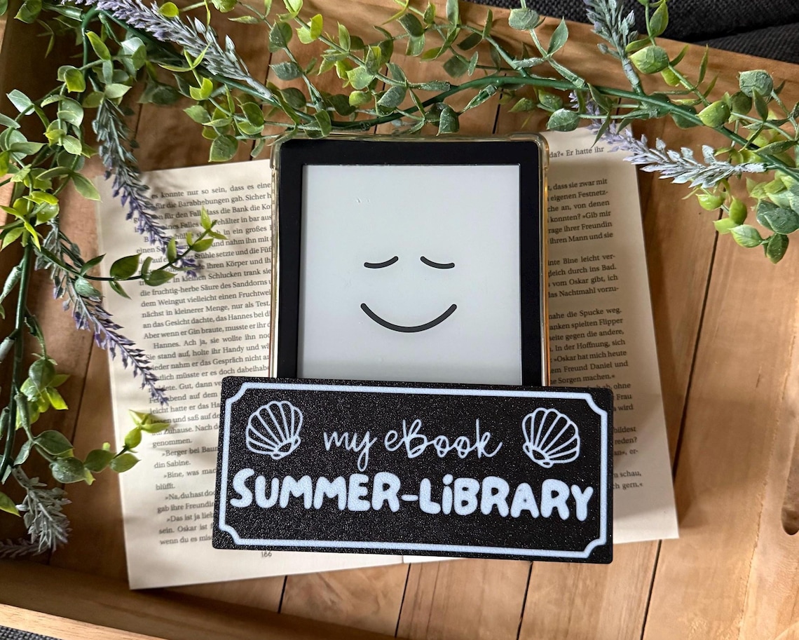 eReader-Stand mit Sommer-Schild my eBook Summer-Library liegend – Produktbild 1
