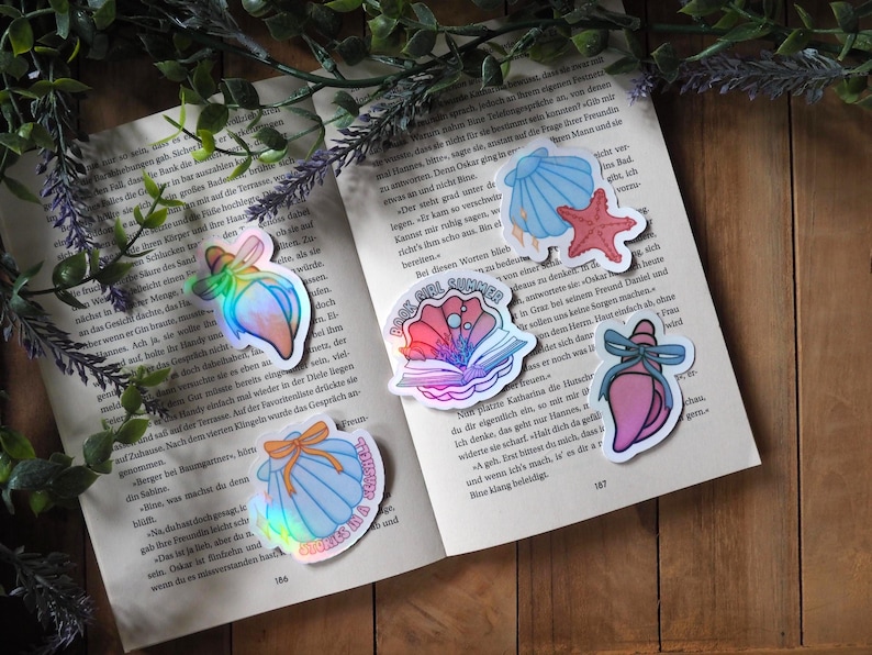 Bookish Summer Holo Sticker Set mit Muschel und Summer Reading Motiven – Produktbild 1